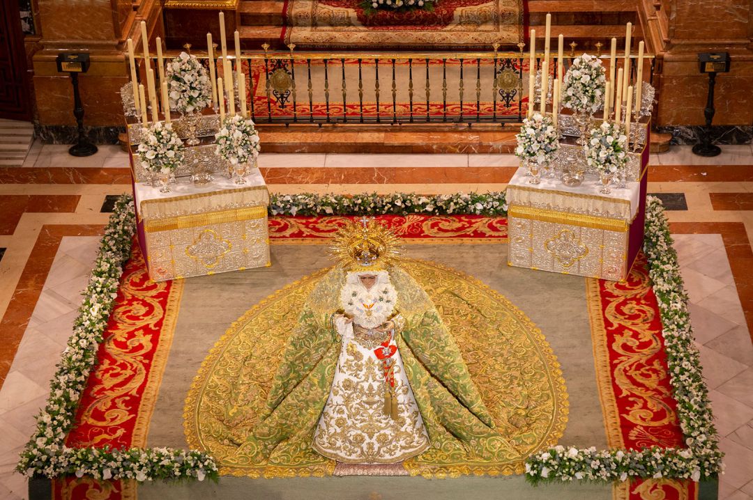 Imagen casi cenital de la veneración a la Esperanza Macarena Imagen casi cenital de la veneración a la Esperanza Macarena