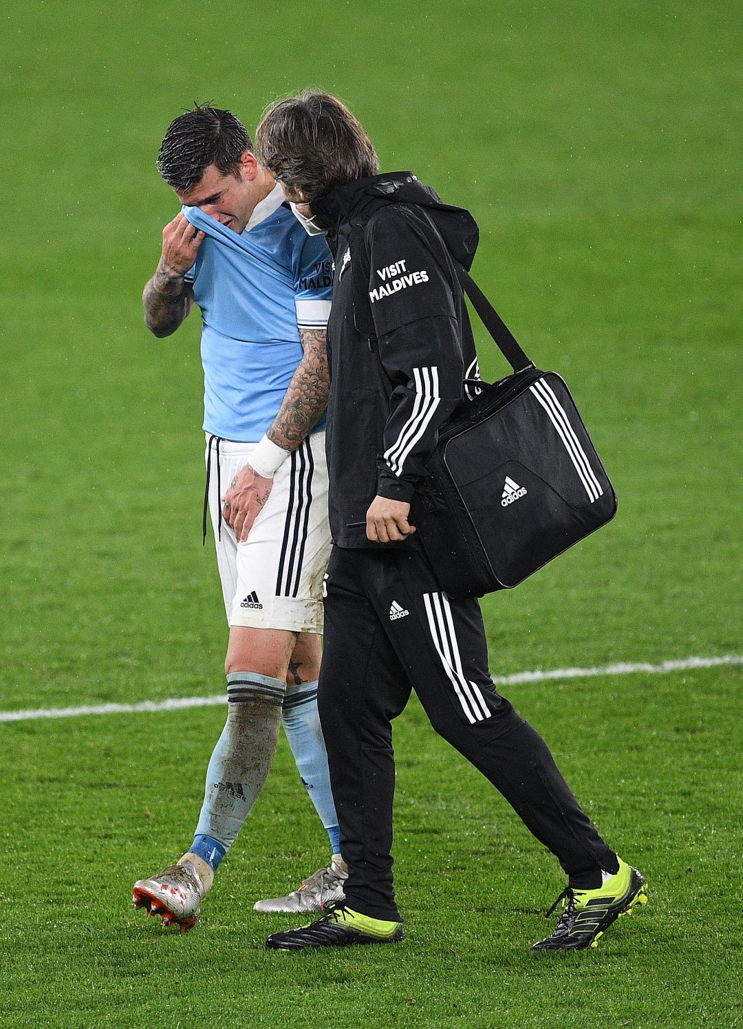 Santi Mina se lesionó en el partido disputado en Balaídos ante el Cádiz Santi Mina se lesionó en el partido disputado en Balaídos ante el Cádiz