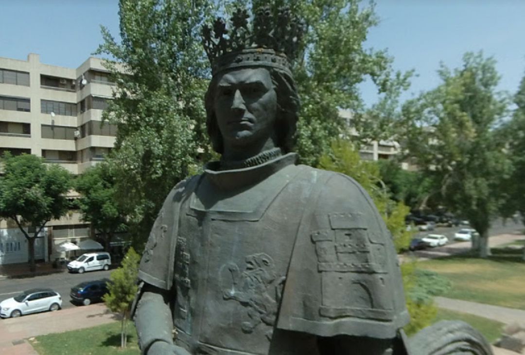 Imagen de la estatua de Juan II de Castilla, de cerca, ubicada en el Paseo del Torreón de Ciudad Real Imagen de la estatua de Juan II de Castilla, de cerca, ubicada en el Paseo del Torreón de Ciudad Real