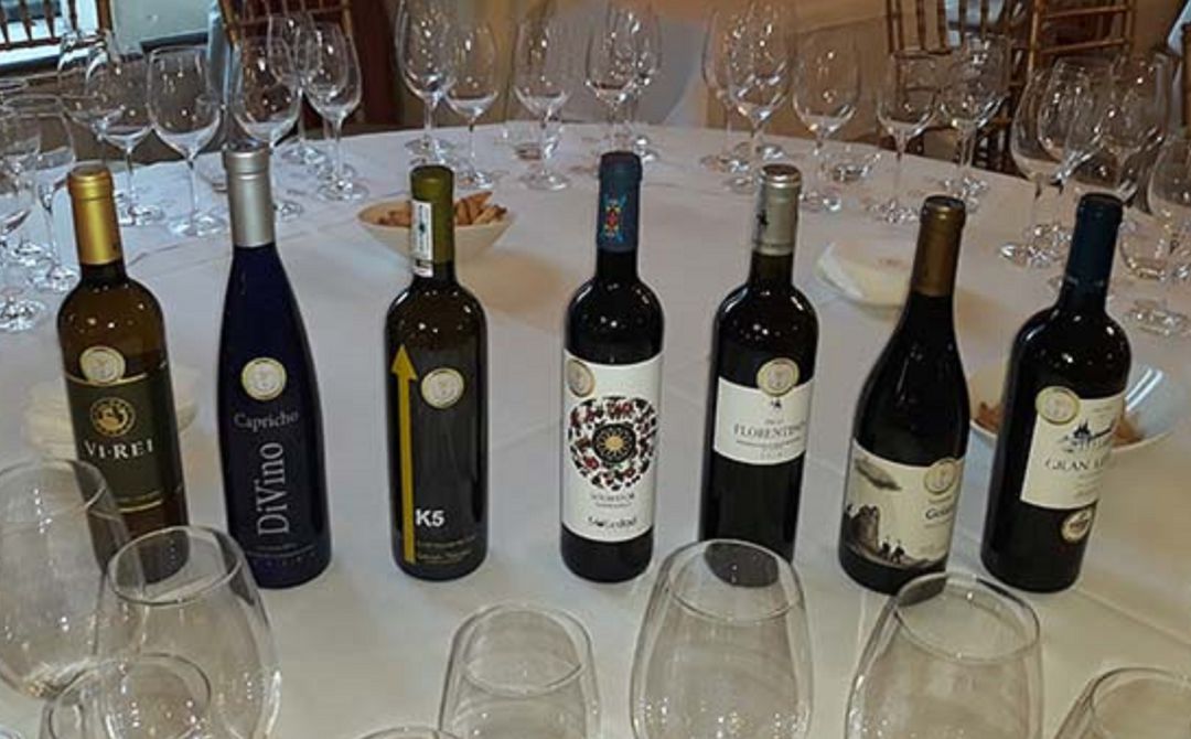 La cesta incluye hasta 78 botellas de vino de la DO. La cesta incluye hasta 78 botellas de vino de la DO.
