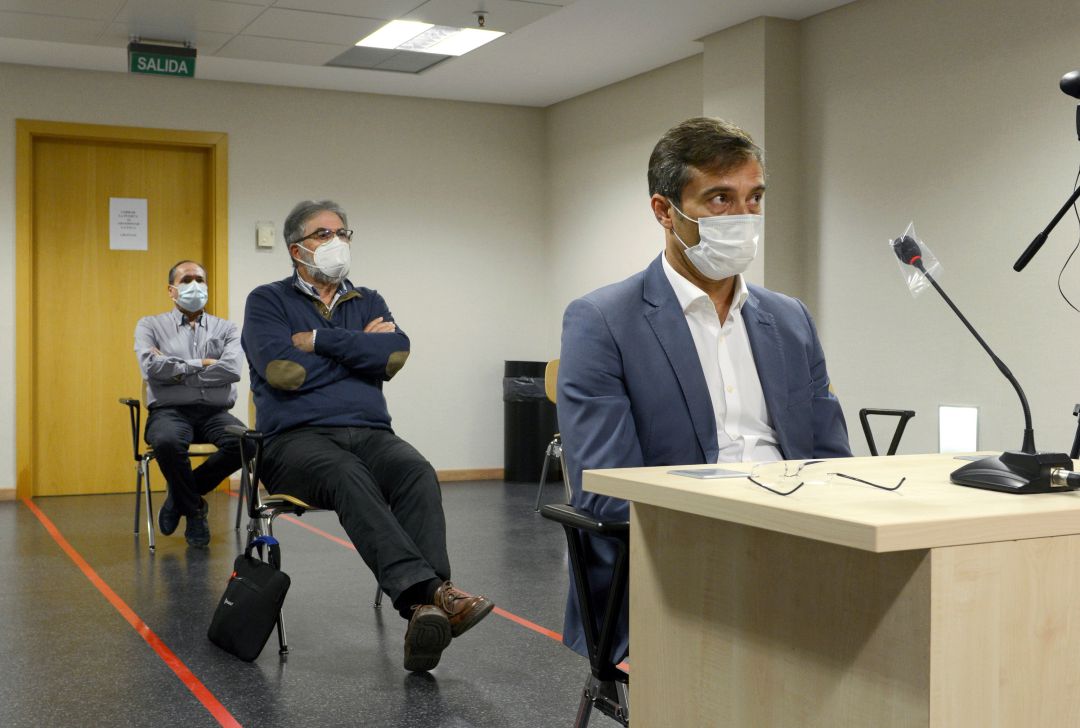 Los acusados en el juicio por la incautación de la planta desaladora de Montaña Roja, en el sur de Lanzarote. Los acusados en el juicio por la incautación de la planta desaladora de Montaña Roja, en el sur de Lanzarote.