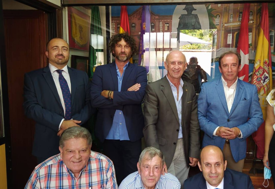 Fernando José Martínez Albor (de pie, primero por la izquierda), ejerció de anfitrión el pasado mes de septiembre de la reunión de los coordinadores locales de TÚPatria en Valdemoro, Griñón, Seseña, Tres Cantos, Pozuelo de Alarcón y Alcorcón. Fernando José Martínez Albor (de pie, primero por la izquierda), ejerció de anfitrión el pasado mes de septiembre de la reunión de los coordinadores locales de TÚPatria en Valdemoro, Griñón, Seseña, Tres Cantos, Pozuelo de Alarcón y Alcorcón.