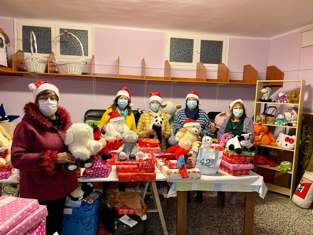 Parte de las mujeres de la Asociación de Mujeres del Barrio de Lourdes de Tudela con los juguetes que repartirán Parte de las mujeres de la Asociación de Mujeres del Barrio de Lourdes de Tudela con los juguetes que repartirán