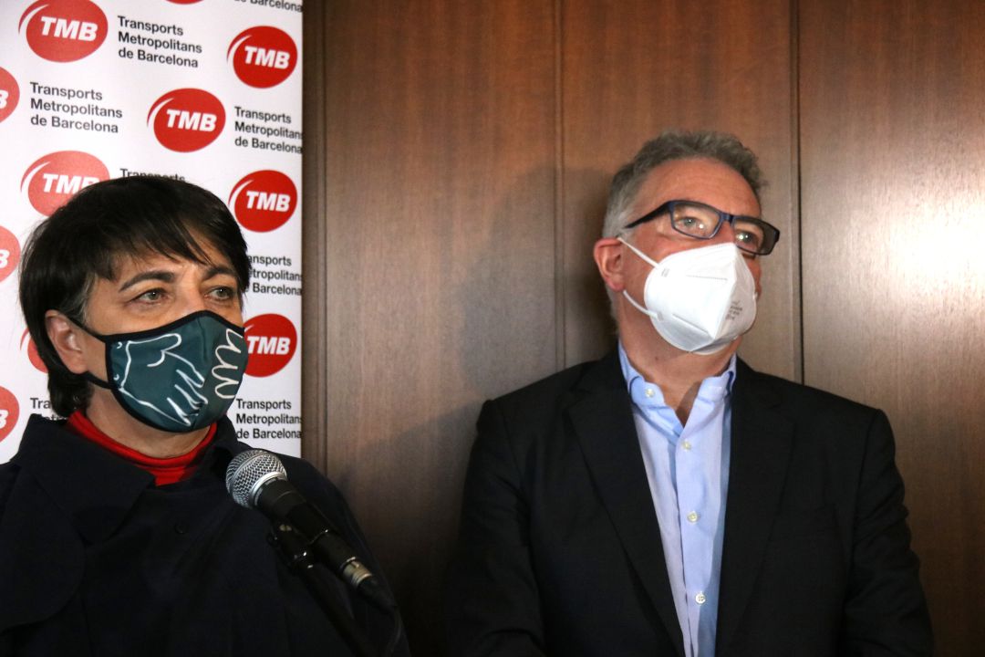 La presidenta de TMB, Rosa Alarcón, i el conseller delegat de TMB, Gerardo Lertxundi, atenent els mitjans de comunicació, el 16 de desembre del 2020. La presidenta de TMB, Rosa Alarcón, i el conseller delegat de TMB, Gerardo Lertxundi, atenent els mitjans de comunicació, el 16 de desembre del 2020.