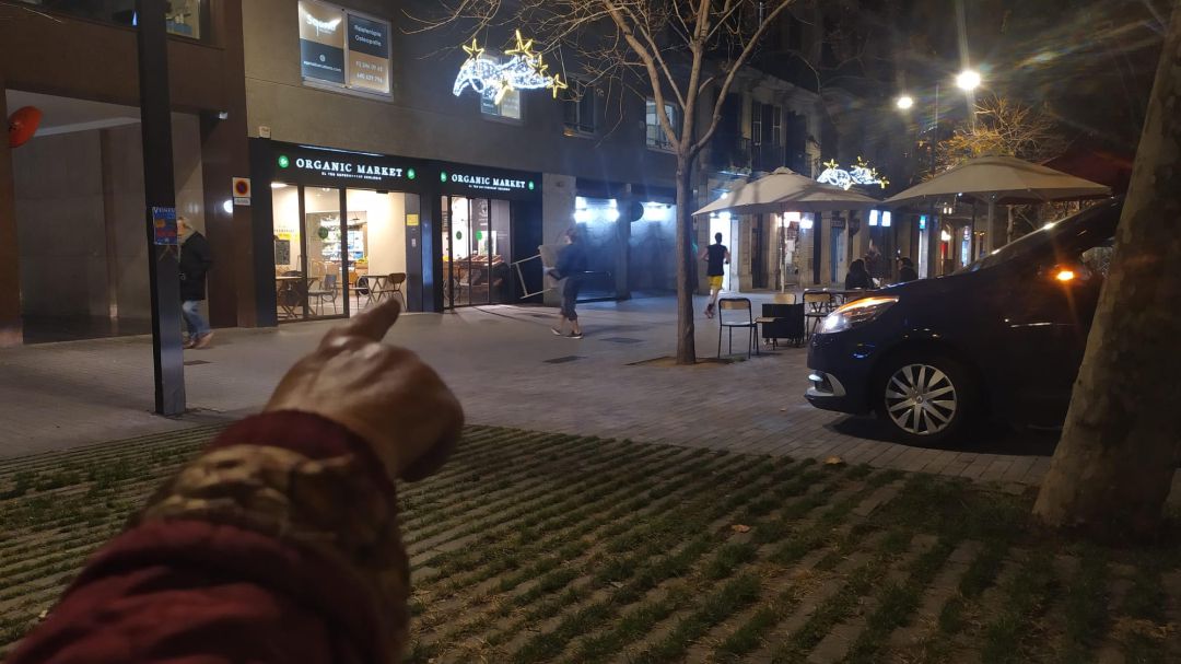 Una veïna assenyala amb el dit el punt exacte on els Mossos han fet la reconstrucció aquest matí Una veïna assenyala amb el dit el punt exacte on els Mossos han fet la reconstrucció aquest matí