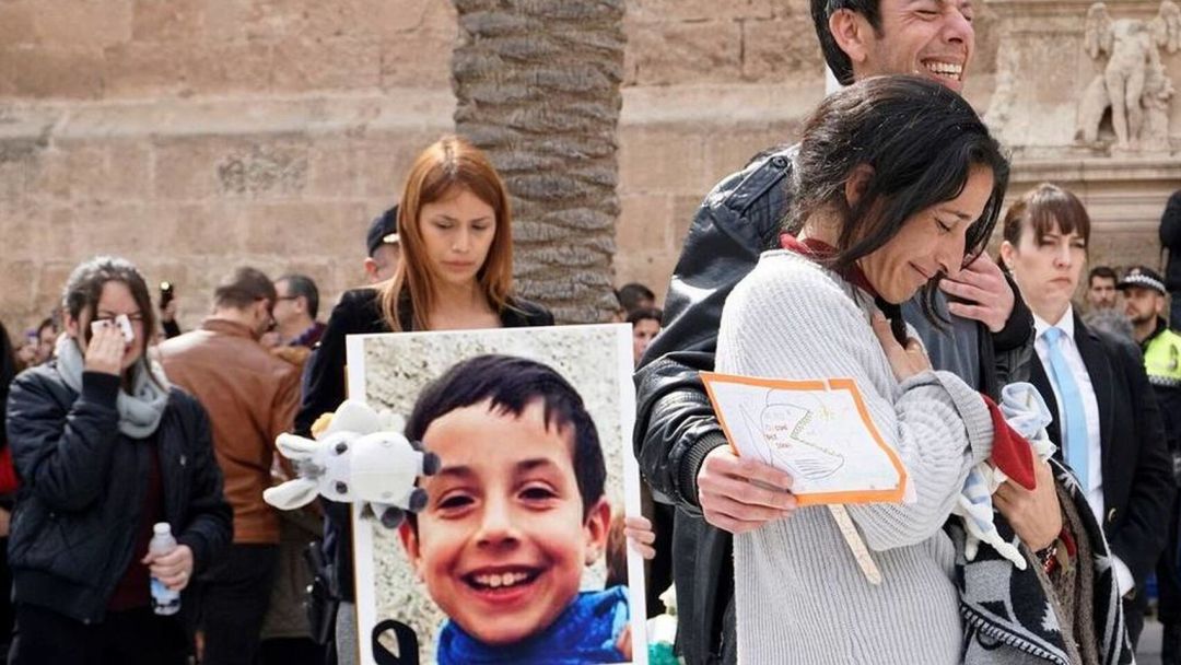 Los padres del niño junto a una foto del pequeño en una imagen de archivo Los padres del niño junto a una foto del pequeño en una imagen de archivo