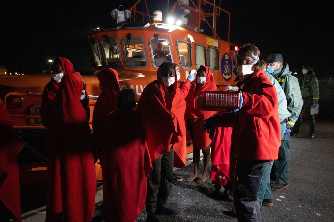 Llegada de madrugada al puerto de Motril, Granada, de las 48 personas de origen subsahariano y asiático que navegaban en una embarcación neumática en aguas del mar de Alborán, tras ser rescatados y trasladados por la embarcación de Salvamento Marítimo. Llegada de madrugada al puerto de Motril, Granada, de las 48 personas de origen subsahariano y asiático que navegaban en una embarcación neumática en aguas del mar de Alborán, tras ser rescatados y trasladados por la embarcación de Salvamento Marítimo.