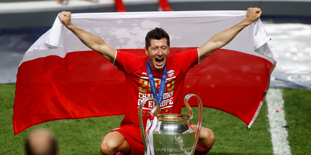 Robert Lewandowski posa con el trofeo de la UEFA Champions League Robert Lewandowski posa con el trofeo de la UEFA Champions League