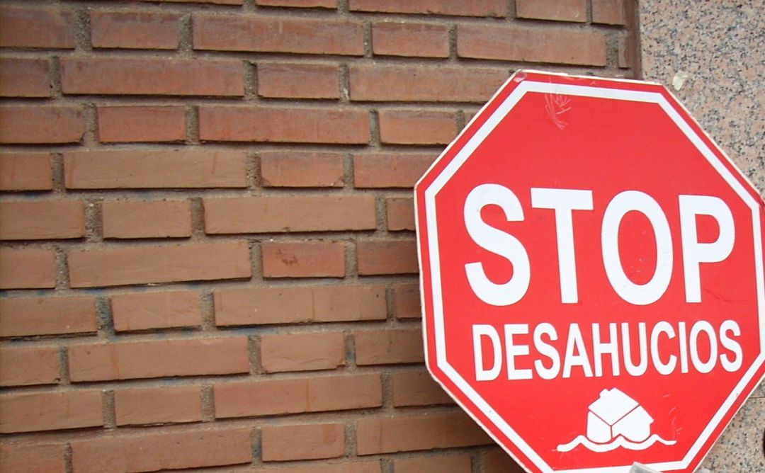 Una señal de STOP desahucios. Una señal de STOP desahucios.