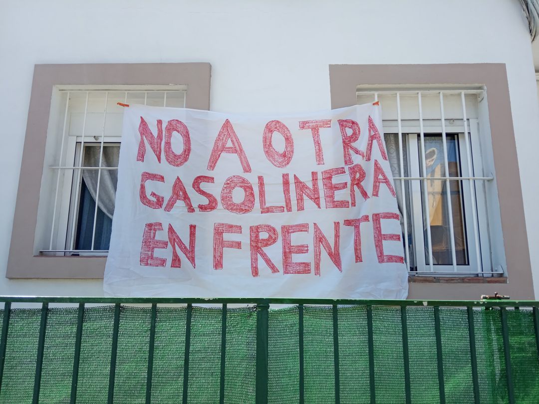 Una pancarta de protesta frente a la parcela donde se pretende instalar una gasolinera. Una pancarta de protesta frente a la parcela donde se pretende instalar una gasolinera.