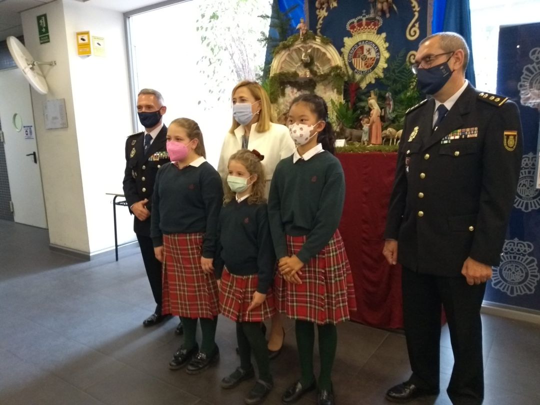 La subdelegada del Gobierno en Alicante, Araceli Poblador, con el comisario provincial jefe, Ignacio del Olmo (i), en la entrega de premios del concurso de dibujo. La subdelegada del Gobierno en Alicante, Araceli Poblador, con el comisario provincial jefe, Ignacio del Olmo (i), en la entrega de premios del concurso de dibujo.