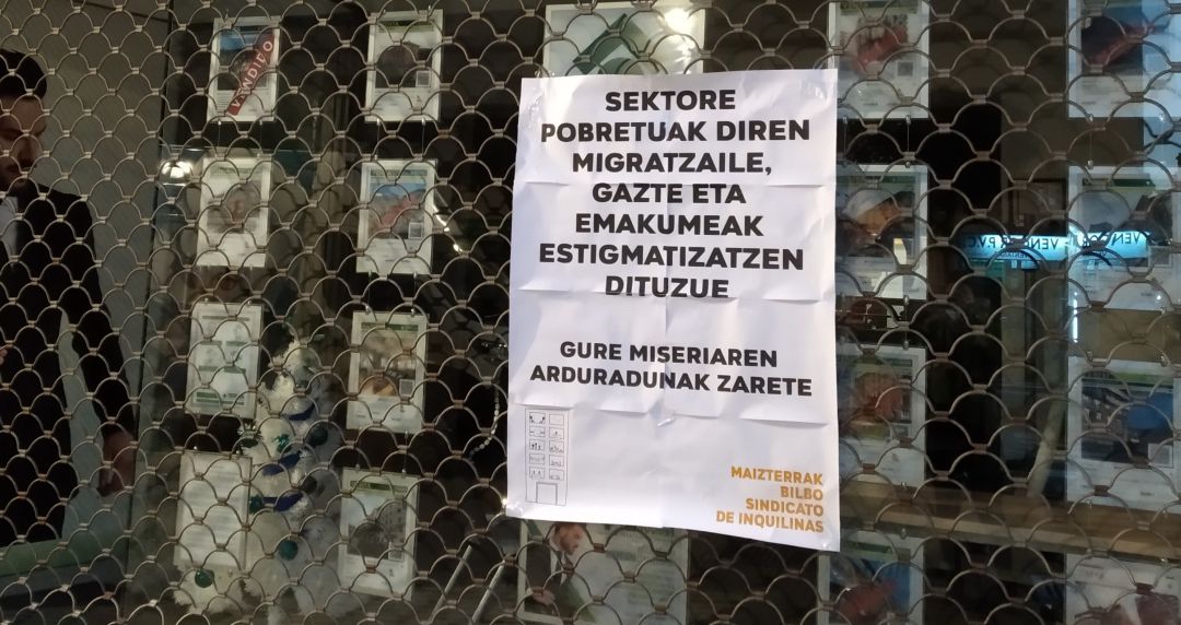 Una treintena de inmobiliarias de Bilbao han amanecido empapeladas en una acción de protesta del Sindicato de Inquilinas de Bilbao Una treintena de inmobiliarias de Bilbao han amanecido empapeladas en una acción de protesta del Sindicato de Inquilinas de Bilbao