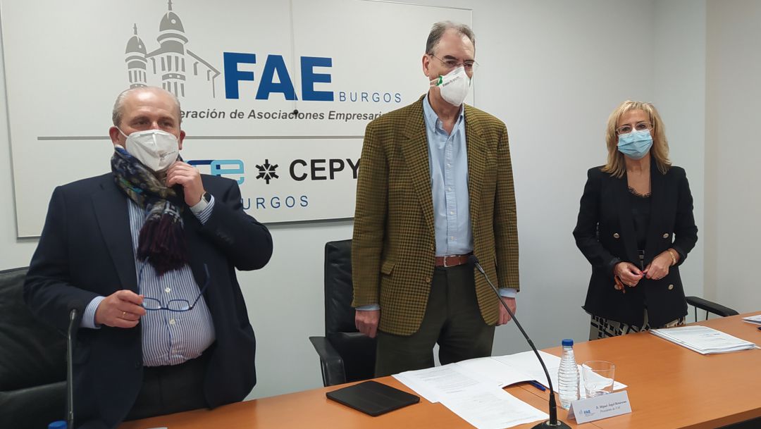 El presidente de FAE, Miguel Angel Benavente, entre el tesorero, Ignacio San Millán y la secretaria general, Emiliana Molero El presidente de FAE, Miguel Angel Benavente, entre el tesorero, Ignacio San Millán y la secretaria general, Emiliana Molero