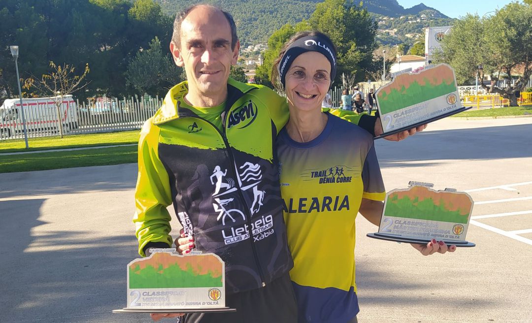 Nasio Cardona y Laurence Rastell con sus trofeos. Nasio Cardona y Laurence Rastell con sus trofeos.