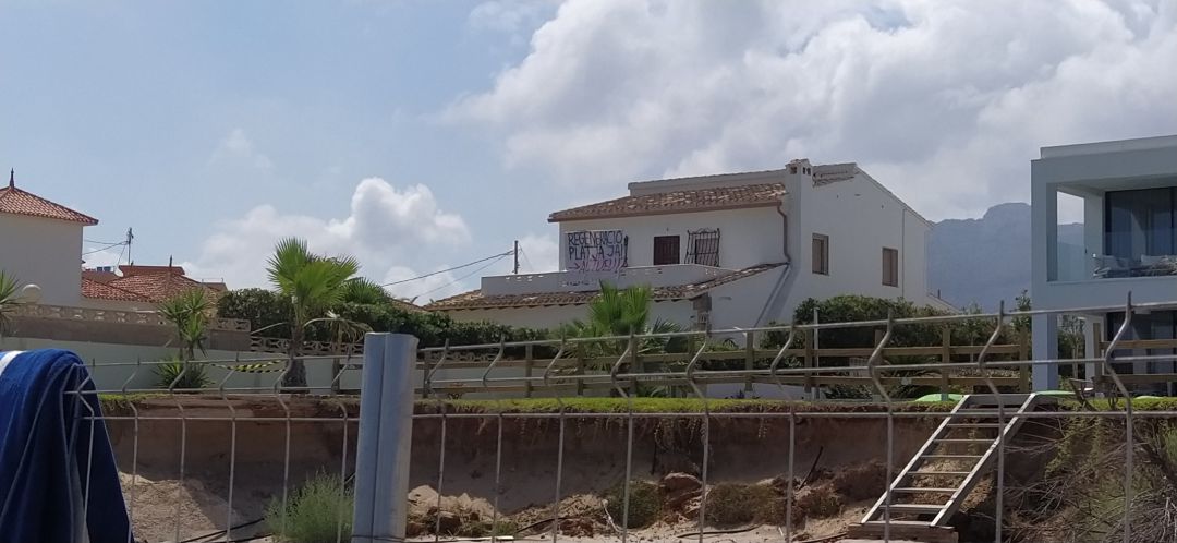 Imagen de agosto de esta año, tras la concentración de vecinos para exigir la regeneración de la playa. Imagen de agosto de esta año, tras la concentración de vecinos para exigir la regeneración de la playa.