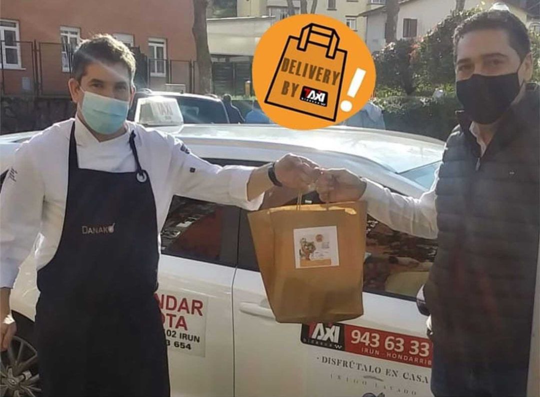 Los taxistas de la comarca colaboran con la hostelería en el reparto de comida a domicilio. Los taxistas de la comarca colaboran con la hostelería en el reparto de comida a domicilio.