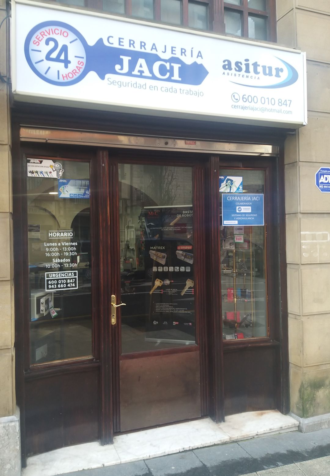 Si queremos disponer de unas buenas cerraduras o unos cerrojos de seguridad, podemos acudir a Cerrajería Jaci, en la calle Estación 7 de Irun. Si queremos disponer de unas buenas cerraduras o unos cerrojos de seguridad, podemos acudir a Cerrajería Jaci, en la calle Estación 7 de Irun.