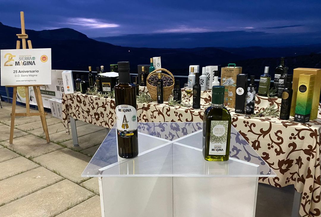 Bodegon y escenario de la presentación con envases de aceites de esta campaña Bodegon y escenario de la presentación con envases de aceites de esta campaña