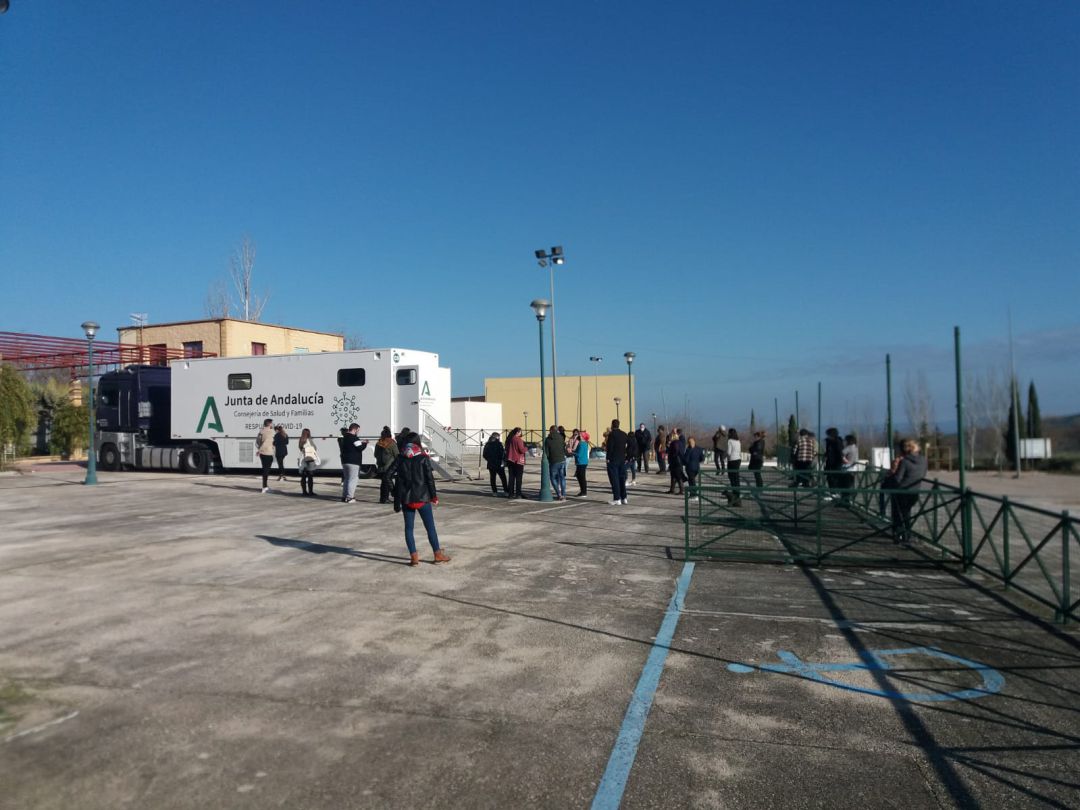 Personas concentradas, para la prueba COVD 19, ante el vehículo habilitado en el Auditorio del Complejo POlideportivo Palomares de Jódar Personas concentradas, para la prueba COVD 19, ante el vehículo habilitado en el Auditorio del Complejo POlideportivo Palomares de Jódar