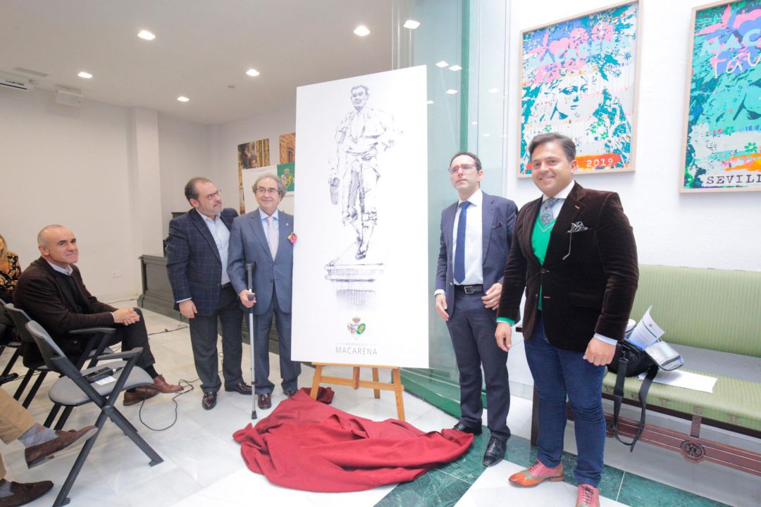 De izquierda a derecha, junto al boceto del monumento a Joselito El Gallo, el periodista Paco Aguado, el hermano mayor de La Macarena, José Antonio Fernández Cabrero; Juan Carlos Gil, director de la Cátedra Ignacio Sánchez Mejías de la Universidad de Sevilla; y el escultor Manuel Martín Nieto. De izquierda a derecha, junto al boceto del monumento a Joselito El Gallo, el periodista Paco Aguado, el hermano mayor de La Macarena, José Antonio Fernández Cabrero; Juan Carlos Gil, director de la Cátedra Ignacio Sánchez Mejías de la Universidad de Sevilla; y el escultor Manuel Martín Nieto.