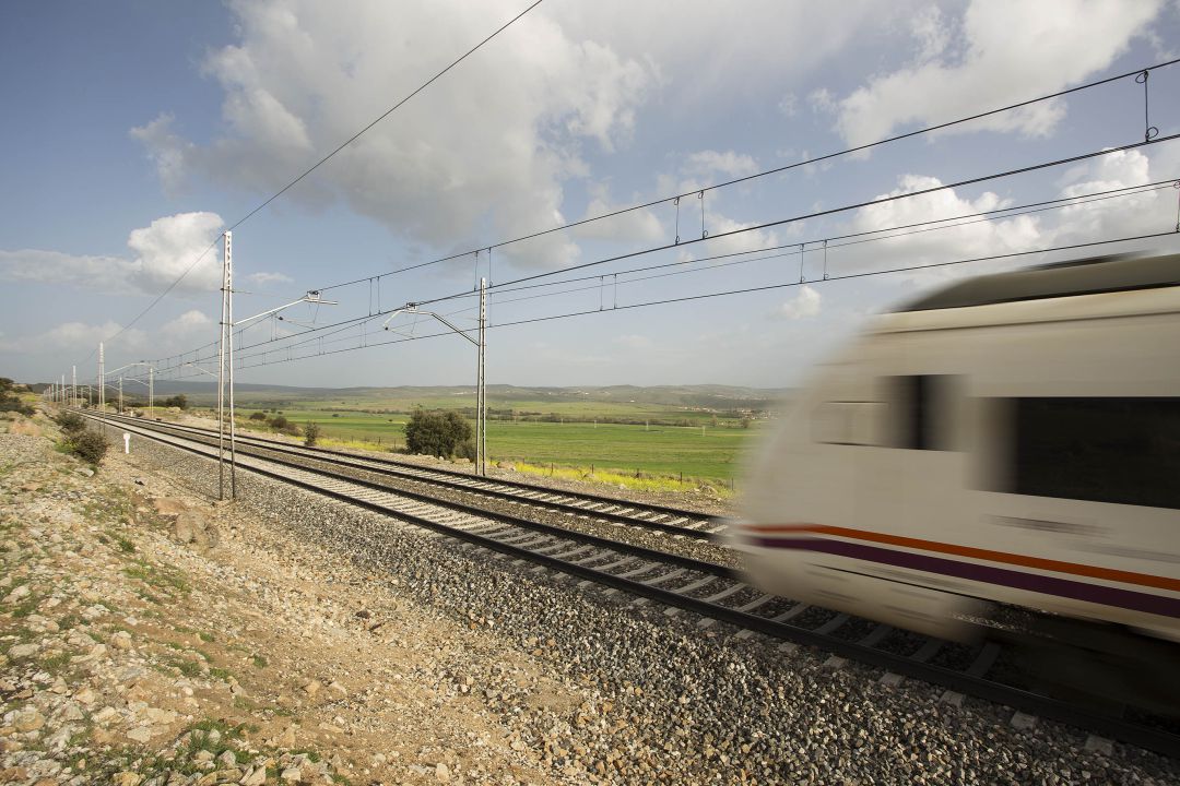 Tren circulando por la vía Ávila-Madrid Tren circulando por la vía Ávila-Madrid