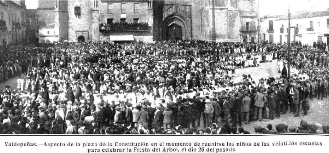 Imagen de la Fiesta del Árbol de Valdepeñas, durante el año 1916. Imagen que se recogía en el periódico 'Mundo Gráfico', en la página 23 del día 5 de abril de dicho año Imagen de la Fiesta del Árbol de Valdepeñas, durante el año 1916. Imagen que se recogía en el periódico 'Mundo Gráfico', en la página 23 del día 5 de abril de dicho año