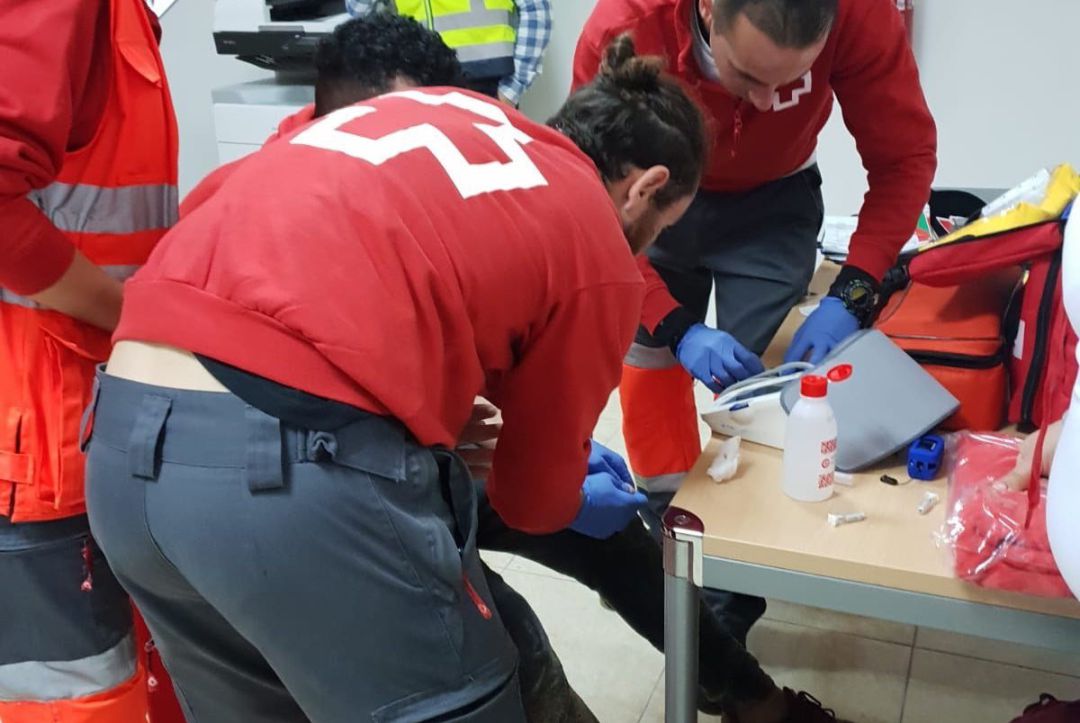 Asistencia de Cruz Roja a inmigrantes, en una imagen de archivo Asistencia de Cruz Roja a inmigrantes, en una imagen de archivo