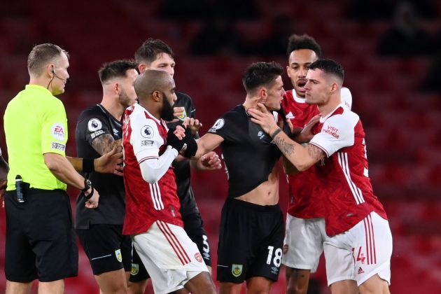 Acción por la que Granit Xhaka vio la expulsión ante el Burnley Acción por la que Granit Xhaka vio la expulsión ante el Burnley