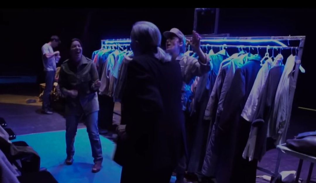 Nuria Espert y Laia Marull bailan entre bambalinas, al final de la obra 'Incendios' Nuria Espert y Laia Marull bailan entre bambalinas, al final de la obra 'Incendios'