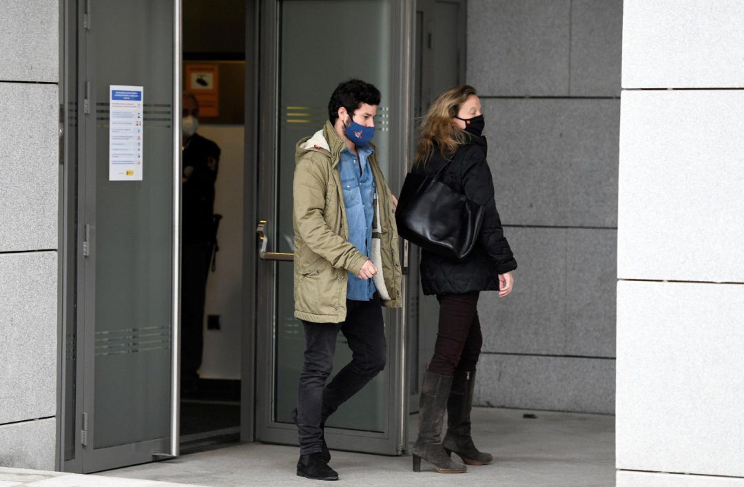 El hijo de Luis Bárcenas y líder del grupo musical Taburete, Guillermo Bárcenas comparece este viernes ante el juez del caso Kitchen. El hijo de Luis Bárcenas y líder del grupo musical Taburete, Guillermo Bárcenas comparece este viernes ante el juez del caso Kitchen.