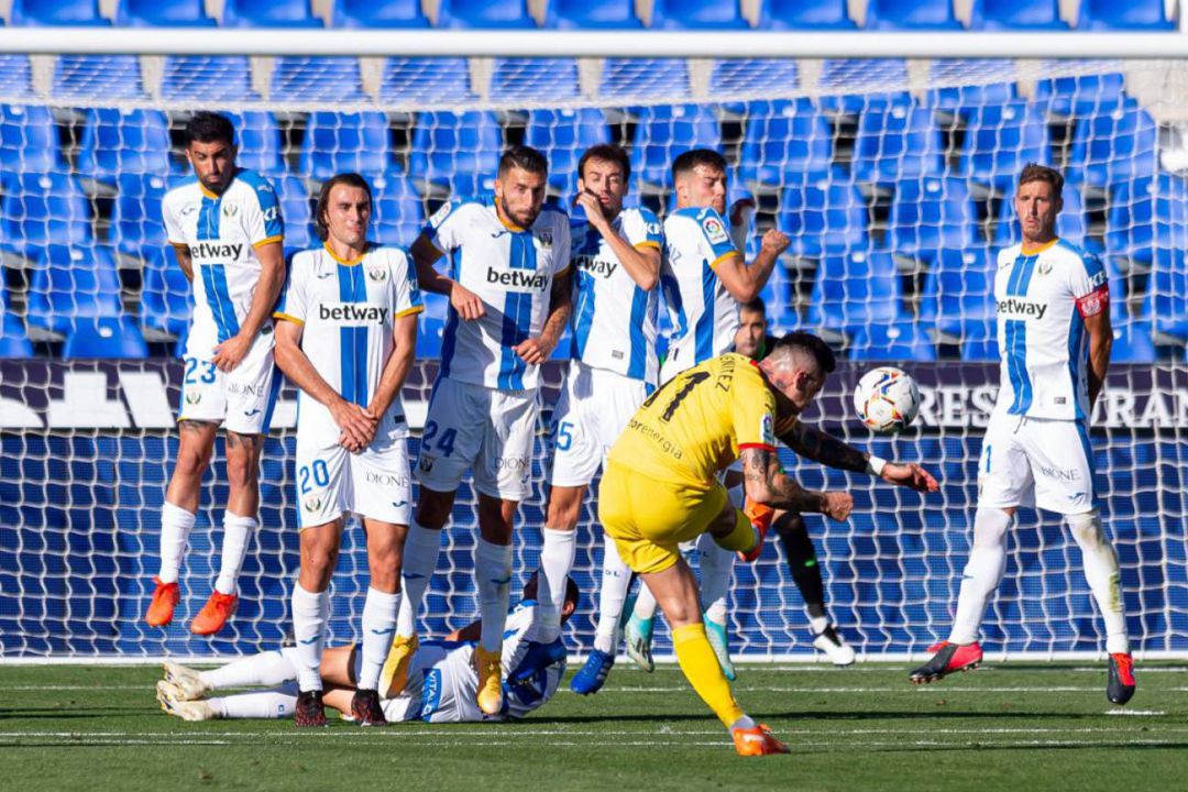 Los jugadores del C.D. Leganés, en la barrera ante una falta lanzada por Aday Benitez (Girona FC) Los jugadores del C.D. Leganés, en la barrera ante una falta lanzada por Aday Benitez (Girona FC)