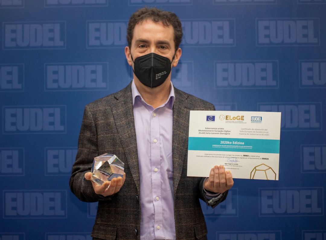 Juan Carlos Abascal, alcalde de Ermua, tras recibir la figura y el certificado del sello obtenido Juan Carlos Abascal, alcalde de Ermua, tras recibir la figura y el certificado del sello obtenido