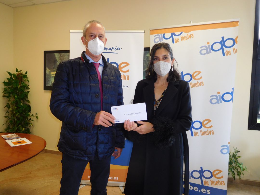 Juan del Olmo, vicepresidente primero de AIQBE y Pilar Vizcaíno, presidenta de Cáritas en Huelva Juan del Olmo, vicepresidente primero de AIQBE y Pilar Vizcaíno, presidenta de Cáritas en Huelva