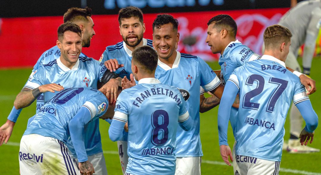 Jugadores del equipo celeste celebrando un gol Jugadores del equipo celeste celebrando un gol