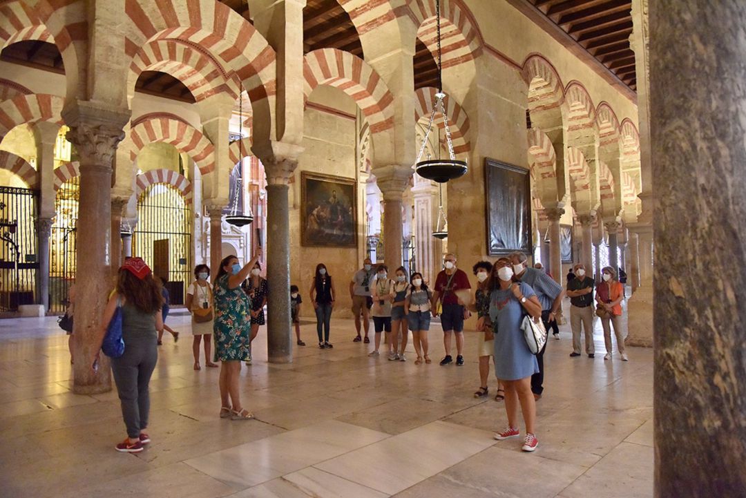 Imagen de archivo de visitantes en la Mezquita Catedral de Córdoba Imagen de archivo de visitantes en la Mezquita Catedral de Córdoba