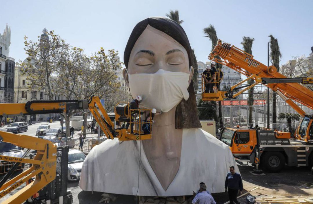 Imagen de la falla del Ayuntamiento de València 2020 durante su montaje antes del aplazamiento y finalmente suspensión de las Fallas por la Covid-19 Imagen de la falla del Ayuntamiento de València 2020 durante su montaje antes del aplazamiento y finalmente suspensión de las Fallas por la Covid-19