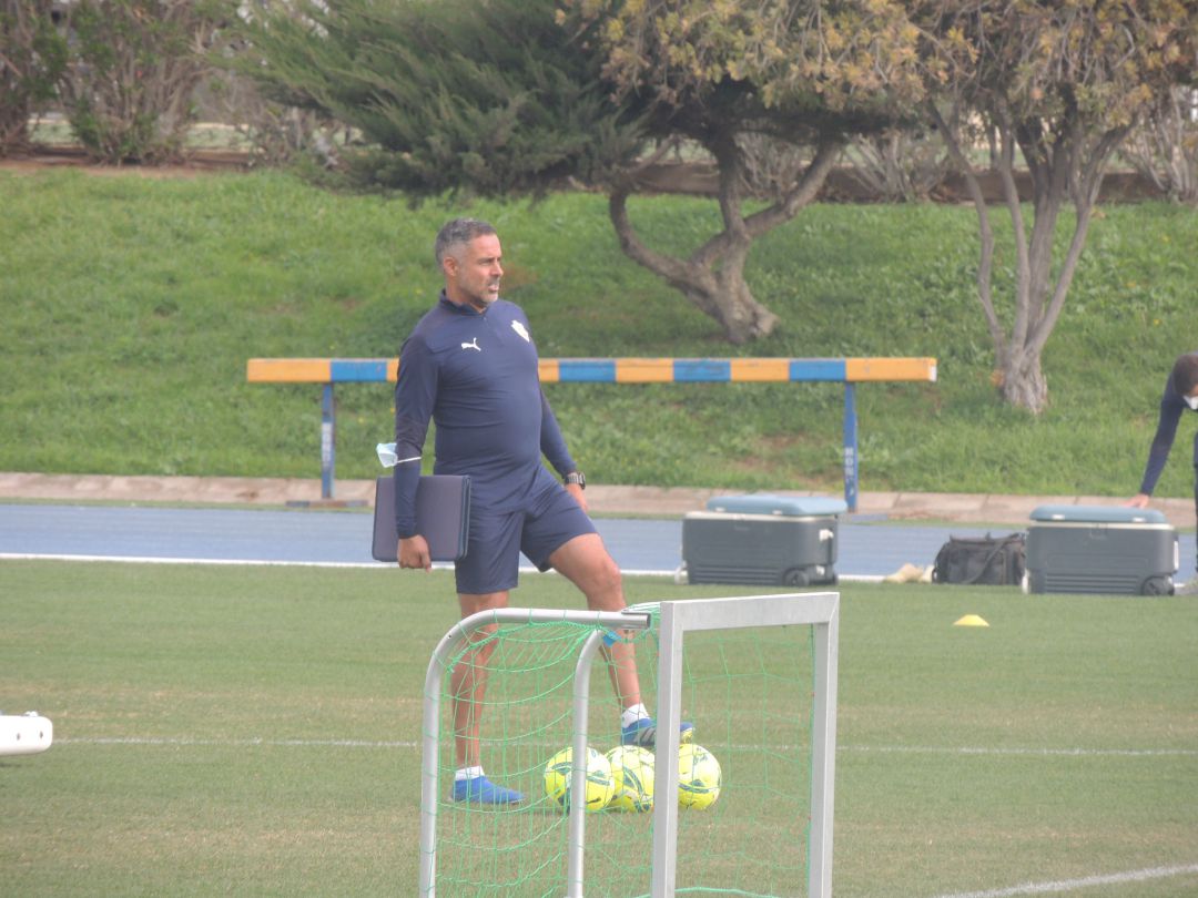 José Gomes quiere meter al Almería en plaza de ascenso directo. José Gomes quiere meter al Almería en plaza de ascenso directo.
