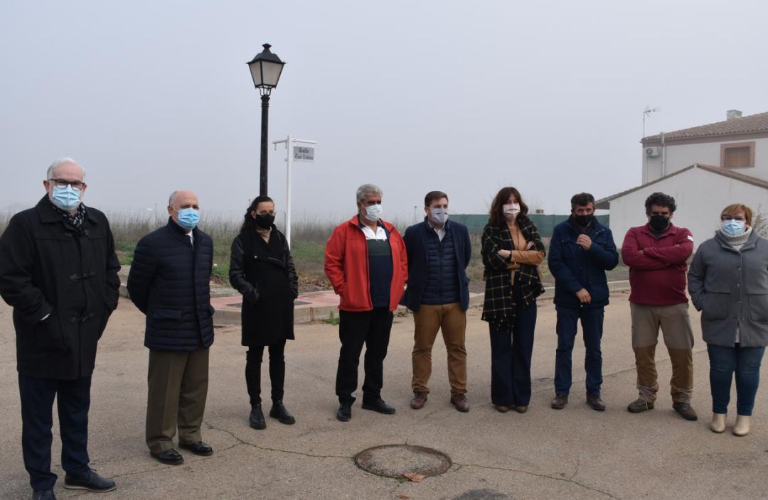 Blanca Fernández, portavoz del gobierno de Castilla La Mancha y el consejero de Fomento, Nacho Hernando junto a los alcaldes de la zona en la comarca de los Montes Blanca Fernández, portavoz del gobierno de Castilla La Mancha y el consejero de Fomento, Nacho Hernando junto a los alcaldes de la zona en la comarca de los Montes