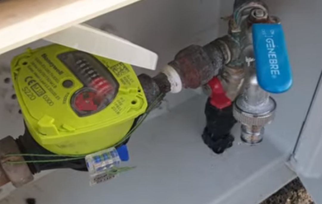Contador de agua corriendo sin que salga apenas agua por el grifo. Contador de agua corriendo sin que salga apenas agua por el grifo.