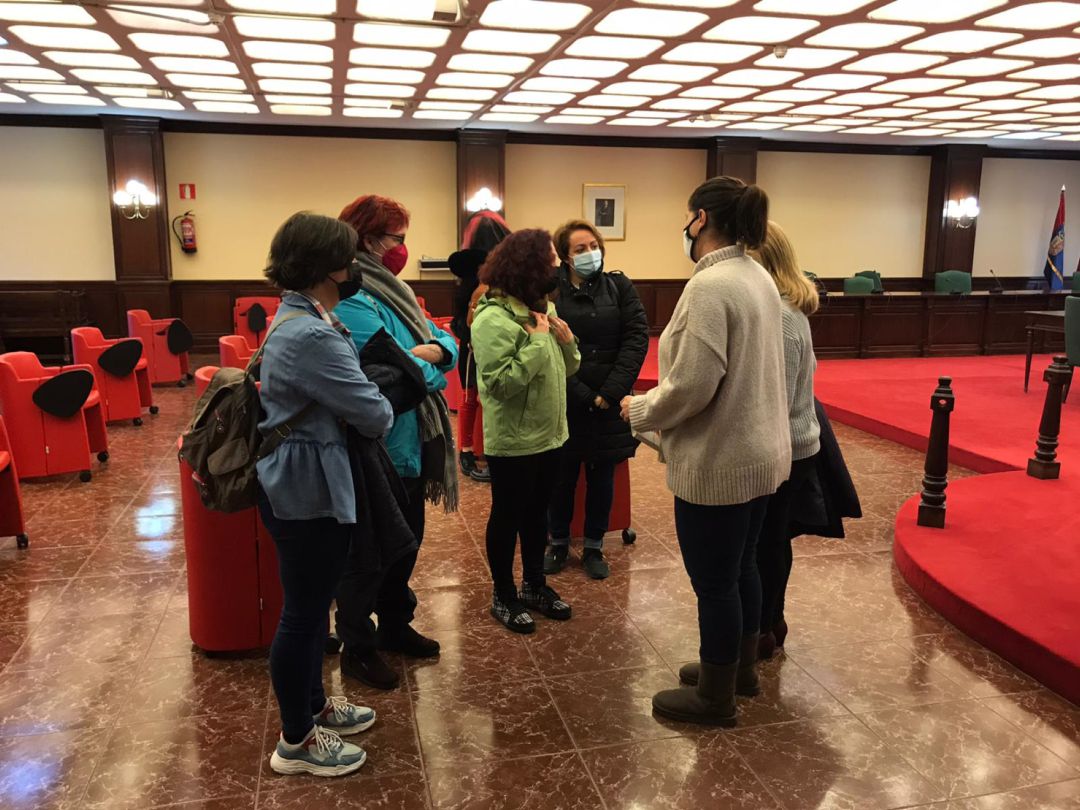 Reunión con las trabajadoras del área de mayores Reunión con las trabajadoras del área de mayores