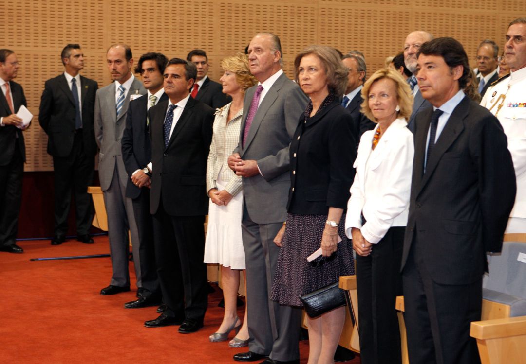 Los reyes de España Juan Carlos y Sofia, junto a la presidenta de la Comunidad de Madrid, Esperanza Aguirre (5d); la ministra de Administraciones Públicas, Elena Salgado (2d); el vicepresidente de la CAM, Ignacio González (d) y el consejero de Sanidad, Juan José Güemes (7d), en el acto de inauguración del hospital universitario Puerta de Hierro, ubicado en el municipio de Majadahonda en septiembre de 2008 Los reyes de España Juan Carlos y Sofia, junto a la presidenta de la Comunidad de Madrid, Esperanza Aguirre (5d); la ministra de Administraciones Públicas, Elena Salgado (2d); el vicepresidente de la CAM, Ignacio González (d) y el consejero de Sanidad, Juan José Güemes (7d), en el acto de inauguración del hospital universitario Puerta de Hierro, ubicado en el municipio de Majadahonda en septiembre de 2008