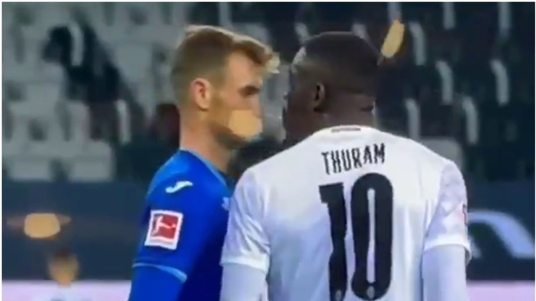 Thuram escupiendo a un rival Thuram escupiendo a un rival