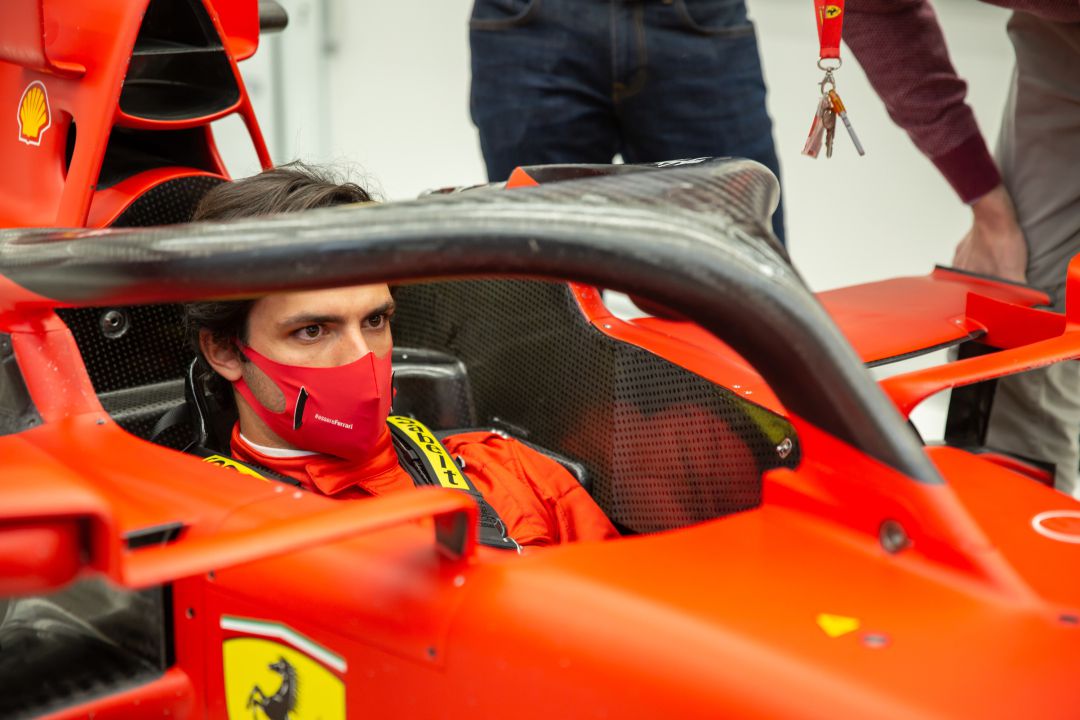 Carlos Sainz subido al Ferrari SF1000 Carlos Sainz subido al Ferrari SF1000