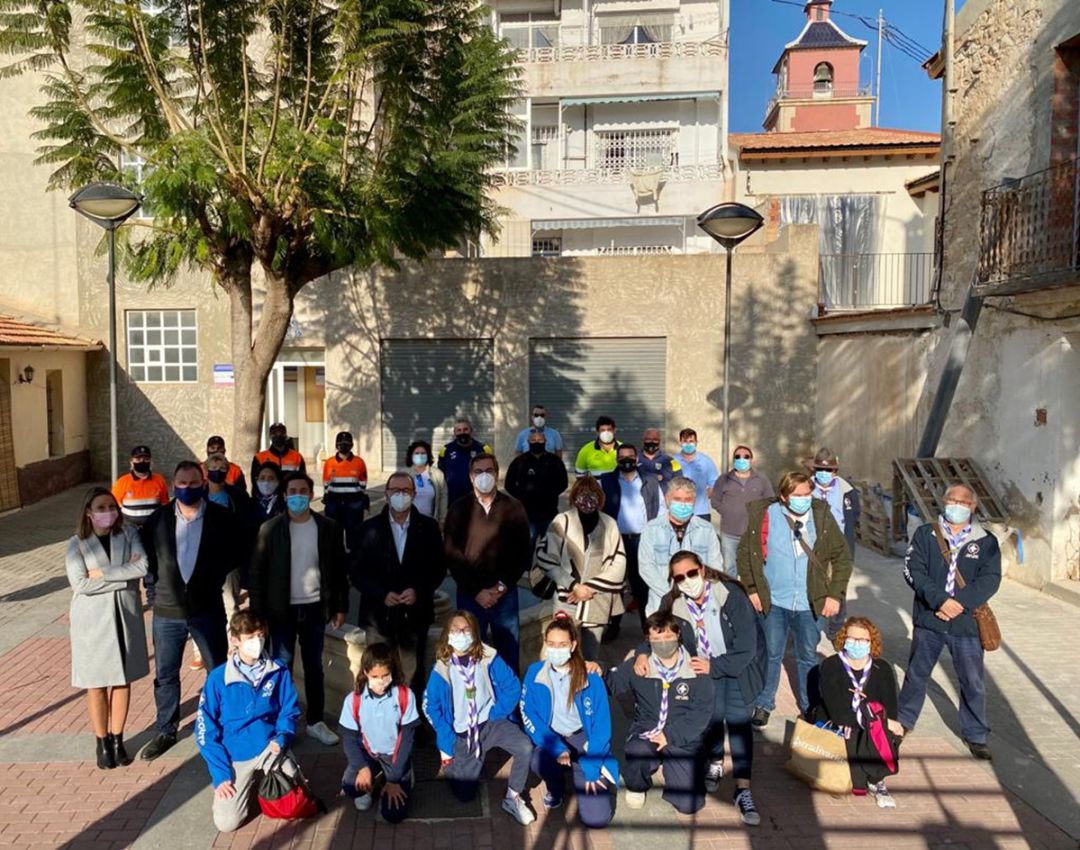 Foto de familia tras la recolecta de alimentos Foto de familia tras la recolecta de alimentos