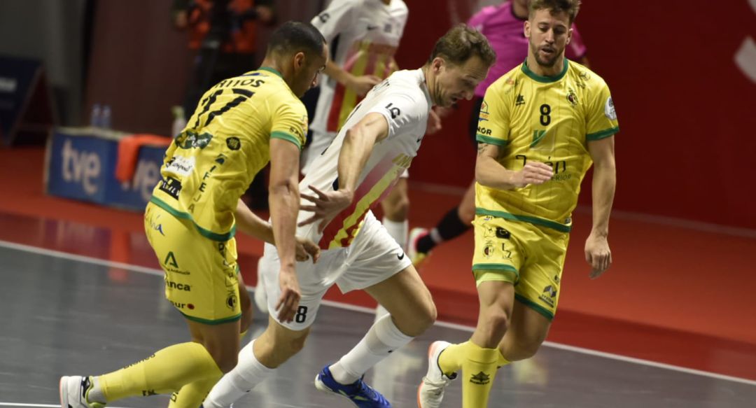 Un jugador de Santa Coloma intenta irse de dos de Jaén Paraíso Interior. Un jugador de Santa Coloma intenta irse de dos de Jaén Paraíso Interior.