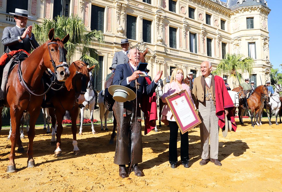 Felipe Morenés recibe el trofeo Caballo de Oro 2019 en la Real Escuela Andaluza del Arte Ecuestre Felipe Morenés recibe el trofeo Caballo de Oro 2019 en la Real Escuela Andaluza del Arte Ecuestre