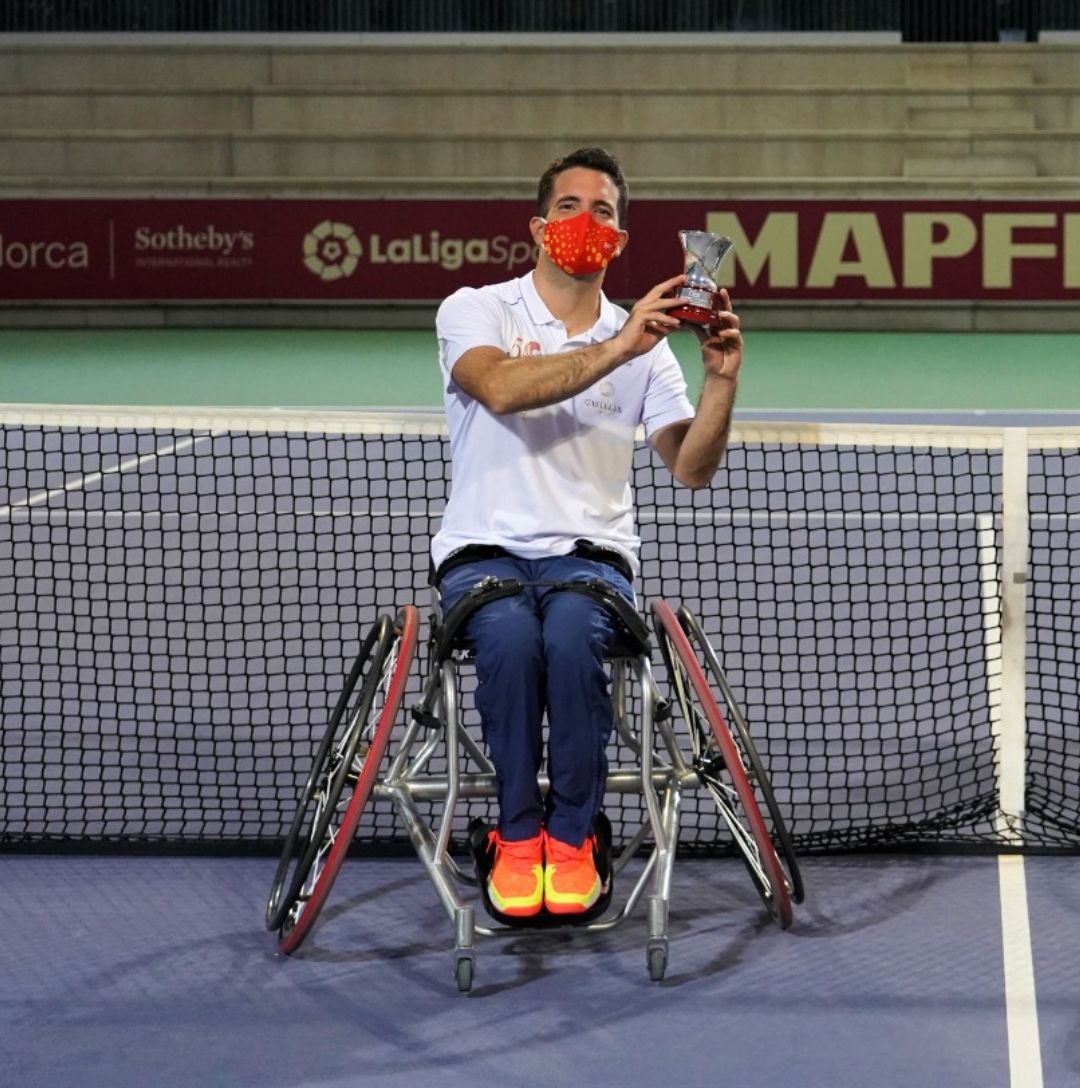 Kike Siscar tras haber ganado el campeonato Kike Siscar tras haber ganado el campeonato