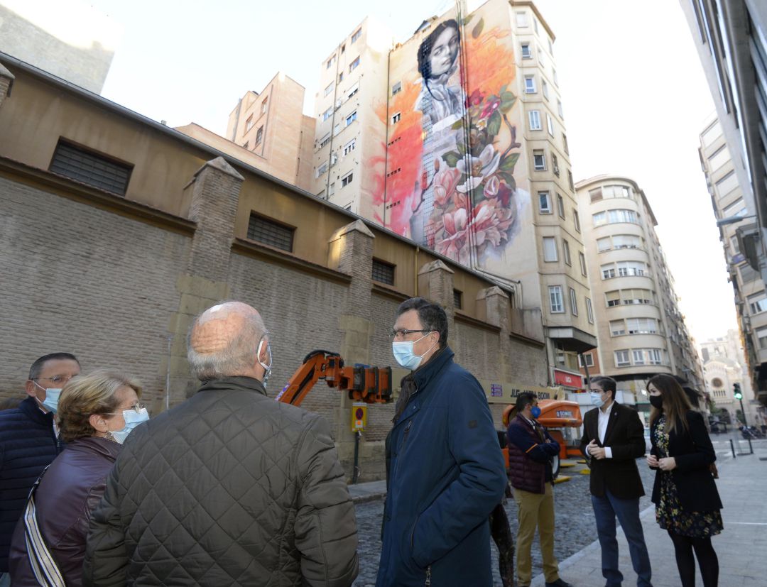 José Ballesta: “El arte urbano se alía con una de las tradiciones más características de Murcia, el oficio de las flores, para dar forma a un mural de 32 metros de altura, creado por la artista internacional Lula Goce” José Ballesta: “El arte urbano se alía con una de las tradiciones más características de Murcia, el oficio de las flores, para dar forma a un mural de 32 metros de altura, creado por la artista internacional Lula Goce”