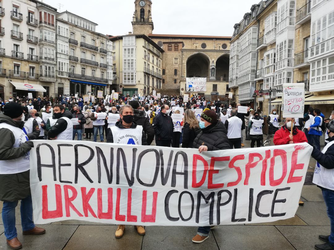 Trabajadores de Aernnova durante la movilización de este sábado en la Plaza de la Virgen Blanca Trabajadores de Aernnova durante la movilización de este sábado en la Plaza de la Virgen Blanca
