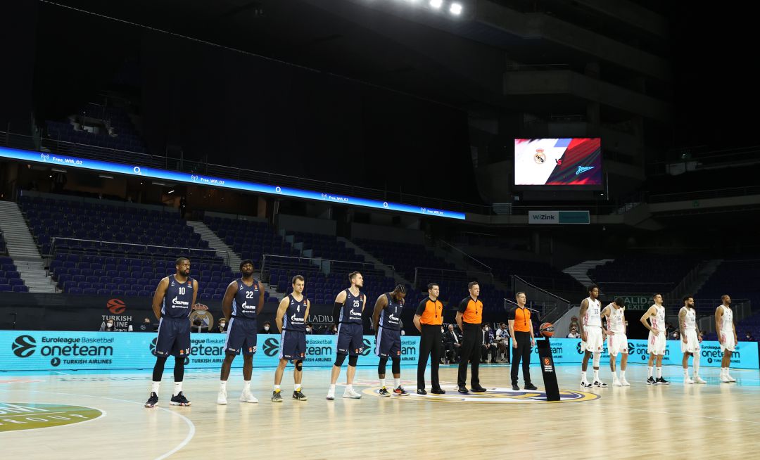 Jugadores del Zenit de San Petersburgo y el Real Madrid, antes de un partido de Euroliga. Jugadores del Zenit de San Petersburgo y el Real Madrid, antes de un partido de Euroliga.